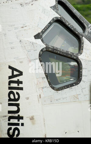 Lo space shuttle Atlantis si è rivelato come il servizio di rotazione struttura (RSS) viene richiamata a launch pad 39a giovedì 7 luglio 2011 presso la NASA Kennedy Space Center di Cape Canaveral, in Florida, Atlantis è impostato per il decollo venerdì 8 luglio sul volo finale del programma shuttle STS-135, un 12-giorno missione alla stazione spaziale internazionale. Photo credit: (NASA/Bill Ingalls) STS-135 vista laterale del cockpit windows Foto Stock