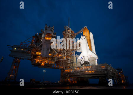 Lo space shuttle Atlantis è visto poco dopo la rotazione struttura di servizio (RSS) è stata richiamata a launch pad 39a, giovedì 7 luglio 2011 presso la NASA Kennedy Space Center di Cape Canaveral, in Florida, Atlantis è impostato per il decollo venerdì 8 luglio sul volo finale del programma shuttle STS-135, un 12-giorno missione alla stazione spaziale internazionale. Photo credit: (NASA/Bill Ingalls) STS-135 vista dritta sulla rampa di lancio 39a Foto Stock