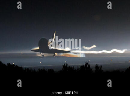 Space Shuttle Atlantis (STS-135) tocchi verso il basso in corrispondenza della NASA Kennedy Space Center Shuttle Landing Facility (SLF), completando il suo 13-giorno di missione per la Stazione Spaziale Internazionale (ISS) e il volo finale del programma Space Shuttle, inizio Giovedì mattina, 21 luglio 2011, a Cape Canaveral, in Florida, complessivamente, Atlantis trascorso 307 giorni nello spazio e viaggiato quasi 126 milioni di miglia durante la sua 33 voli. Atlantis, il quarto orbiter costruito, lanciato sulla sua prima missione ad Ottobre 3, 1985. Photo credit: (NASA/Bill Ingalls) STS-135 sbarco ritagliato Foto Stock