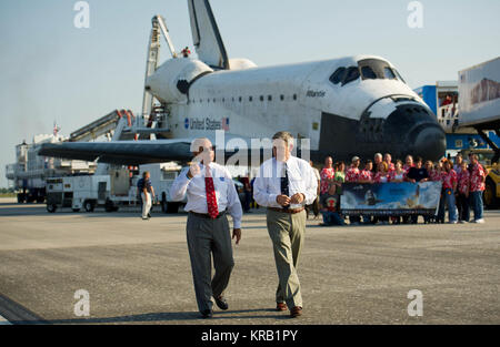 Amministratore della NASA Charles Bolden, sinistra, e la NASA Kennedy Space Center regista Robert Cabana a piedi lungo lo Shuttle Landing Facility (SLF) pista alla NASA Kennedy Space Center poco dopo lo space shuttle Atlantis (STS-135) sbarcati, completando il suo 13-giorno di missione per la Stazione Spaziale Internazionale (ISS) e il volo finale del programma Space Shuttle, inizio Giovedì mattina, 21 luglio 2011, a Cape Canaveral, in Florida, complessivamente, Atlantis trascorso 307 giorni nello spazio e viaggiato quasi 126 milioni di miglia durante la sua 33 voli. Atlantis, il quarto orbiter costruito, lanciato sulla sua prima missione ad Ottobre 3, Foto Stock