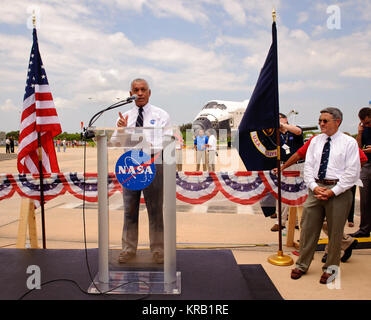 Amministratore della NASA Charles Bolden risolve il Kennedy Space Center di dipendenti e collaboratori come il Centro Spaziale Kennedy regista Robert Cabana, destra, guarda come lo space shuttle Atlantis (STS-135) si siede in background vicino all'Orbiter Processing Facility (OPF) a un arresto delle ruote evento, giovedì, 21 luglio 2011, a Cape Canaveral, Fla. Atlantis restituito al Kennedy inizio Giovedì a seguito di un 13-giorno di missione per la Stazione Spaziale Internazionale (ISS) e segna la fine dei trenta anni di Space Shuttle in programma. In generale, Atlantis trascorso 307 giorni nello spazio e viaggiato quasi 126 milioni di miglia durante il suo volo 33 Foto Stock