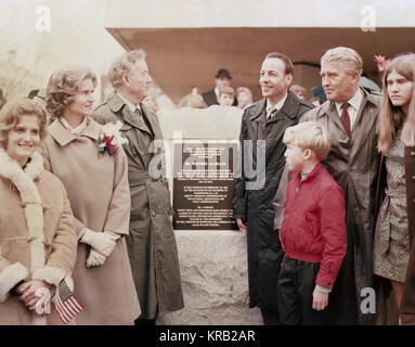 Nel febbraio '70 von Braun, WERNHER-DR. È stato chiamato NASA VICE ASSOCIARE ADMIN PER LA PIANIFICAZIONE DELLA NASA A HQ IN WASHINGTON. Prima della sua partenza HUNTSVILLIANS E STATO E dignitari locali onorato i suoi anni di servizio per l'esercito e la NASA. Parte di eventi inclusi scoprimento di una lapide in suo onore. Qui con von Braun E LA SUA FAMIGLIA SONO STATI UNITI Il senatore SPARKMAN, GIOVANNI E ALABAMA GOVERNATORE BREWER, Albert. VonBraunFamily Foto Stock