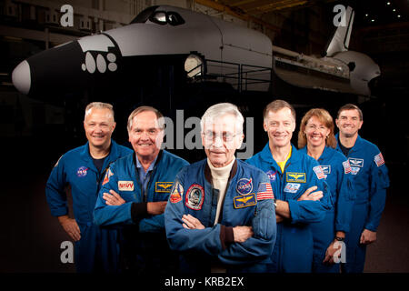 Gli astronauti che hanno formato gli equipaggi di STS-1, il primo space shuttle mission, e STS-135, l'ultima missione shuttle, posa per una foto di gruppo presso il Johnson Space Center Mercoledì, nov. 2, 2011, in Houston. L'sono, da sinistra, Doug Hurley, STS-135 pilota, John Young, STS-1 commander, Robert Crippen, STS-1 pilota, con STS-135 commander Chris Ferguson, lo specialista di missione Sandy Magnus e lo specialista di missione astronauta della NASA Rex Walheim. ( Foto NASA / Houston Chronicle, Smiley N. Piscina ) JSC2011-E205608 Foto Stock