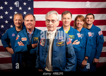 Gli astronauti che hanno formato gli equipaggi di STS-1, il primo space shuttle mission, e STS-135, l'ultima missione shuttle, posa per una foto di gruppo presso il Johnson Space Center Mercoledì, nov. 2, 2011, in Houston. L'sono, da sinistra, Doug Hurley, STS-135 pilota, John Young, STS-1 commander, Robert Crippen, STS-1 pilota, con STS-135 commander Chris Ferguson, lo specialista di missione Sandy Magnus e lo specialista di missione astronauta della NASA Rex Walheim. ( Foto NASA / Houston Chronicle, Smiley N. Piscina ) JSC2011-E205619 Foto Stock