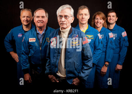 Gli astronauti che hanno formato gli equipaggi di STS-1, il primo space shuttle mission, e STS-135, l'ultima missione shuttle, posa per una foto di gruppo presso il Johnson Space Center Mercoledì, nov. 2, 2011, in Houston. L'sono, da sinistra, Doug Hurley, STS-135 pilota, John Young, STS-1 commander, Robert Crippen, STS-1 pilota, con STS-135 commander Chris Ferguson, lo specialista di missione Sandy Magnus e lo specialista di missione astronauta della NASA Rex Walheim. ( Foto NASA / Houston Chronicle, Smiley N. Piscina ) JSC2011-E205613 Foto Stock