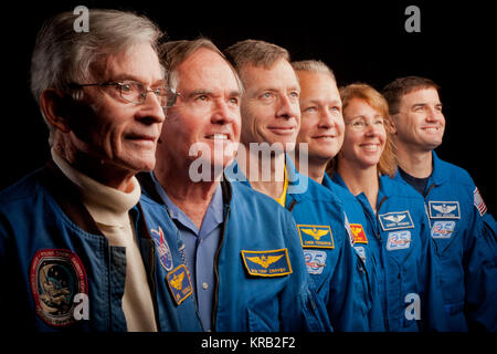 Gli astronauti che hanno formato gli equipaggi di STS-1, il primo space shuttle mission, e STS-135, l'ultima missione shuttle, posa per una foto di gruppo presso il Johnson Space Center Mercoledì, nov. 2, 2011, in Houston. L'sono, da sinistra, John Young, STS-1 commander, Robert Crippen, STS-1 pilota, con STS-135 commander Chris Ferguson, pilota Doug Hurley, lo specialista di missione Sandy Magnus e lo specialista di missione astronauta della NASA Rex Walheim. ( Foto NASA / Houston Chronicle, Smiley N. Piscina ) JSC2011-E205596 Foto Stock