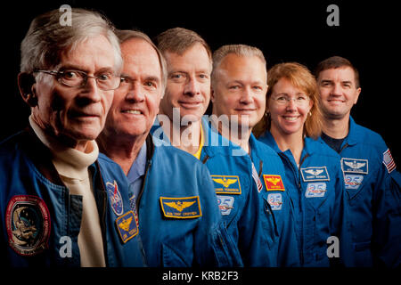 Gli astronauti che hanno formato gli equipaggi di STS-1, il primo space shuttle mission, e STS-135, l'ultima missione shuttle, posa per una foto di gruppo presso il Johnson Space Center Mercoledì, nov. 2, 2011, in Houston. L'sono, da sinistra, John Young, STS-1 commander, Robert Crippen, STS-1 pilota, con STS-135 commander Chris Ferguson, pilota Doug Hurley, lo specialista di missione Sandy Magnus e lo specialista di missione astronauta della NASA Rex Walheim. ( Foto NASA / Houston Chronicle, Smiley N. Piscina ) JSC2011-E205603 Foto Stock