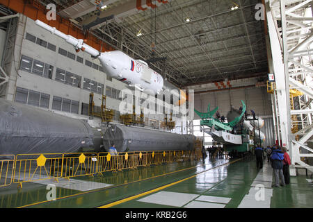 Presso la struttura di integrazione al cosmodromo di Baikonur in Kazakistan, lo stadio superiore della Soyuz razzo vettore contenente la Soyuz TMA-22 lander è posizionata per accoppiarsi con il resto del razzo Novembre 10, 2011 in anticipo del lancio di novembre 14 di Expedition 30 comandante Dan Burbank della NASA, Soyuz Commander Anton Shkaplerov e Anatoly Ivanishin da Baikonur alla Stazione spaziale internazionale. Credito: NASA/Victor Zelentsov Soyuz TMA-22 coniugata a Baikonur Foto Stock