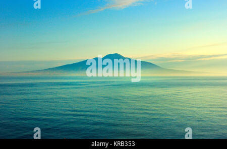 Veduta del Vesuvio da Sorrento Foto Stock