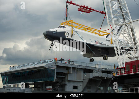 Lo space shuttle Enterprise è sollevato di una chiatta e sull'Intrepid Sea, il Museo dell'aria e dello spazio in cui esso sarà permanentemente visualizzato, Mercoledì, 6 giugno 2012 a New York. Photo credit: (NASA/Bill Ingalls) Space Shuttle Enterprise consegnati al museo Intrepid Foto Stock