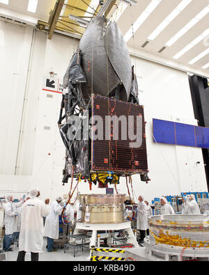 TDRS-K subendo un fit check. Credito: Boeing ----- CAPE CANAVERAL, Fla. -- la prima della NASA tre di prossima generazione e rilevamento dati satelliti relè (TDRS), noto come TDRS-K, lanciato al 8:48 p.m. EST mercoledì da Cape Canaveral Air Force Station in Florida. "TDRS-K rafforza la nostra rete di satelliti che fornisce comunicazioni essenziali per il supporto di esplorazione spaziale", ha detto Badri Younes, vice amministratore di associare lo spazio per le comunicazioni e la navigazione al quartier generale della NASA a Washington. "È migliorare il livello generale di salute e la longevità del nostro sistema." Il sistema TDRS p Foto Stock