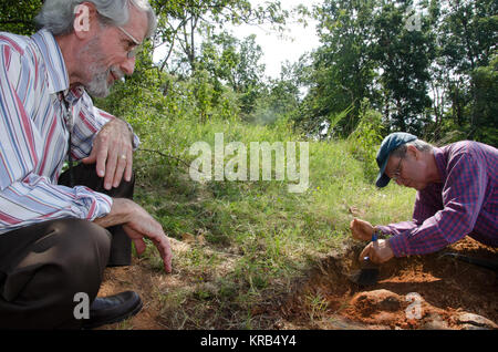 Il tracker di dinosauro Ray Stanford descrive cretaceo-ser nodosaur via ha trovato sul Goddard Space Flight Center campus con il dottor Robert Weems, paleontologo emerito per l'USGS chi ha verificato la sua scoperta. Questa impronta mostra la parte posteriore destra al piede di un nodosaur - un basso-espulso, foglia spinosa-eater - apparentemente muovendo in fretta come il tallone non ha pienamente stabilirsi nel cretaceo fango, secondo dinosauro tracker Ray Stanford. Si è trovato recentemente in NASA Goddard Space Flight Center campus e viene conservato per studio. Per saperne di più vai a: http://1.usa.gov/P9NYg7 Credito: NASA/GSFC/Rebecc Foto Stock
