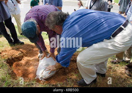 Venerdì 17 Agosto, 2012, notare il cacciatore di dinosauri Ray Stanford ha condiviso la posizione di tale ingombro con Goddard nel facility management. L impronta mostra la parte posteriore destra al piede di un nodosaur - un basso-espulso, foglia spinosa-eater - apparentemente muovendo in fretta come il tallone non ha pienamente stabilirsi nel cretaceo fango, secondo dinosauro tracker Ray Stanford. Si è trovato recentemente in NASA Goddard Space Flight Center campus e viene conservato per studio. Picuted qui sono il dottor Robert Weems, paleontologo emerito per l'USGS e Goddard strutture Planner Alan Binstock, coprendo il recentemente scoperta n Foto Stock