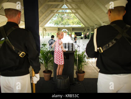 Piper Van Wagenen, uno di Neil Armstrong 10 nipoti, è visto durante la preparazione di un memoriale di servizio che celebra la vita di Neil Armstrong, Venerdì, 31 agosto 2012, a Camargo Club di Cincinnati. Armstrong, il primo uomo a camminare sulla luna durante il 1969 missione Apollo 11, morto sabato, agosto 25. Egli è stato 82. Photo credit: (NASA/Bill Ingalls) Neil Armstrong famiglia memoriale di servizio (201208310003HQ) Foto Stock