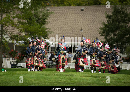 La Hamilton Co. (OH) Sheriff's Office cornamuse corps conclude il memoriale di servizio che celebra la vita di Neil Armstrong, Venerdì, 31 agosto 2012, a Camargo Club di Cincinnati. Armstrong, il primo uomo a camminare sulla luna durante il 1969 missione Apollo 11, morto sabato, agosto 25. Egli è stato 82. Photo credit: (NASA/Bill Ingalls) Neil Armstrong famiglia memoriale di servizio (201208310016HQ) Foto Stock