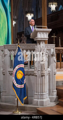 Amministratore della NASA Charles Bolden offre un omaggio durante un memoriale di servizio che celebra la vita di Neil Armstrong, Giovedì, Settembre 13, 2012, presso la Cattedrale Nazionale di Washington. Armstrong, il primo uomo a camminare sulla luna durante il 1969 missione Apollo 11, morto sabato, agosto 25. Egli è stato 82. Photo credit: (NASA/Bill Ingalls) Neil Armstrong memoriale pubblico servizio 201209130009(HQ) Foto Stock