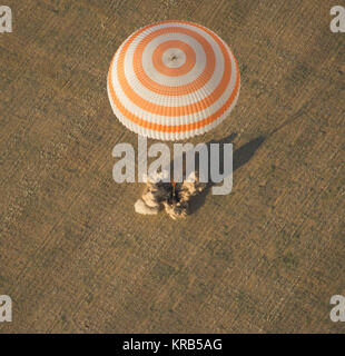 Il Soyuz TMA-04M veicolo spaziale è visto come si atterra con spedizione 32 comandante Gennady Padalka della Russia, la NASA tecnico di volo Joe Acaba e Russo tecnico di volo Sergei Revin in una remota area vicino alla città di Arkalyk, Kazakistan, lunedì, 17 settembre 2012. Padalka, Acaba e Revin restituito da cinque mesi a bordo della Stazione spaziale internazionale dove sono serviti come membri della spedizione 31 e 32 equipaggi. Photo credit: (NASA/Carla Cioffi) Soyuz TMA-04M sbarco 5 Foto Stock