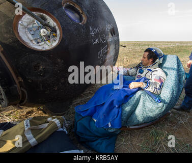 Expedition 32 NASA tecnico di volo segni il lato della sua Soyuz TMA-04M navicelle dopo aver atterrato con i suoi compagni di equipaggio Expedition 32 comandante Gennady Padalka e tecnico di volo Sergei Revin della Russia in una remota area vicino alla città di Arkalyk, Kazakistan, lunedì 7 settembre 17, 2012. Acaba, Padalka e Revin restituito da cinque mesi a bordo della Stazione spaziale internazionale dove sono serviti come membri della spedizione 31 e 32 equipaggi. Photo credit: (NASA/Carla Cioffi) Soyuz TMA-04M Joe Acaba segni la capsula Soyuz Foto Stock