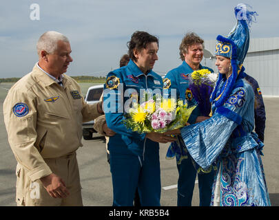 Expedition 32 cosmonauta russo Sergei Revin, centro, è accolto a Kostanay, Kazakistan dopo che lui e Expedition 32 comandante Gennady Padalka e la NASA tecnico di volo Joe Acaba restituito dalla Stazione Spaziale Internazionale il lunedì, Sett. 17, 2012. Revin, Padalka e Padalka restituito da cinque mesi a bordo della Stazione spaziale internazionale dove sono serviti come membri della spedizione 31 e 32 equipaggi. Photo credit: (NASA/Carla Cioffi) Soyuz TMA-04M Sergei Revin è accolto a Kostanay Foto Stock