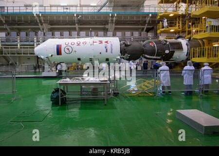 Presso la struttura di integrazione al cosmodromo di Baikonur in Kazakistan, Soyuz TMA-06M veicolo spaziale è inserito nella fase superiore della sua Soyuz razzo vettore Ottobre 16, 2012. La Soyuz è in corso di preparazione per il lancio di ottobre 23 alla stazione spaziale internazionale con la NASA tecnico di volo Kevin Ford, Soyuz Commander Oleg Novitskiy e tecnico di volo Evgeny Tarelkin per un periodo di cinque mesi di missione sul laboratorio orbitale. La NASA/Victor Zelentsov Soyuz TMA-06M veicolo spaziale facilità di integrazione 3 Foto Stock