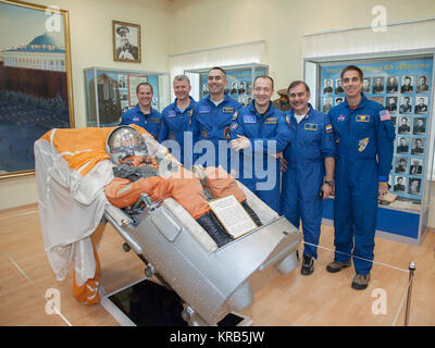 La spedizione 33/34 il primo e gli equipaggi di backup sorriso per i fotografi come si visita un manichino che indossa un russo tuta spaziale in Korolev Museum presso il cosmodromo di Baikonur in Kazakistan il 18 ottobre 2012. Da sinistra a destra sono prime NASA tecnico di volo Kevin Ford, prime Soyuz Commander Oleg Novitskiy, il primo tecnico di volo Evgeny Tarelkin backup e il suo equipaggio Alexander Misurkin, Pavel Vinogradov e Chris Cassidy della NASA. Ford, Novitskiy e Tarelkin si stanno preparando per il lancio di ottobre dal cosmodromo di Baikonur nel loro Soyuz TMA-06M veicolo spaziale per un periodo di cinque mesi di missione sulla International Foto Stock