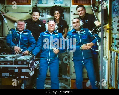 Appena arrivati spedizione 33/34 membri di equipaggio, cosmonauta russo Oleg Novitskiy, anteriore sinistra, astronauta della NASA Kevin Ford, anteriore centrale e il cosmonauta russo Evgeny Tarelkin, anteriore destro, sono visibili su uno schermo in corrispondenza della Missione russa presso il centro di controllo in Korolev, Russia poco dopo le tre unita tecnico di volo Aki Hoshide della Japan Aerospace Exploration Agency, posteriore sinistra, Expedition 33 comandante Sunita Williams della NASA, back center e Yuri Malenchenko di l'agenzia Spaziale Federale Russa giovedì, 25 ottobre 2012. Photo credit: (NASA/Bill Ingalls) Expedition 33 membri di equipaggio poco dopo reu Foto Stock