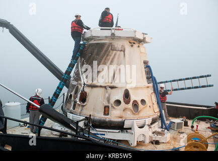 SpaceX Dragon della capsula si è visto poco dopo il loro arrivo in un porto vicino a Los Angeles, California Martedì, Ottobre 30, 2012. Drago ha appena completato il suo primo rifornimento commerciale missione alla stazione spaziale internazionale e restituito 1,673 libbre di scienza e forniture torna alla terra. Photo credit: la NASA SpaceX CRS-1 in un porto vicino a Los Angeles2 Foto Stock