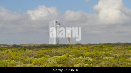 NASA Tracking e relè dati satelliti, noto come TDRS-K, a bordo di un Atlas V rocket, è stato laminato alla sua posizione di lancio, Space Launch Complex 41, Cape Canaveral Air Force Station con inizio alle ore 10.00. Gennaio 29. TDRS-K dovrà aumentare di NASA Space Network Communications, fornendo dei dati ad alta velocità per le comunicazioni della stazione spaziale internazionale, il telescopio spaziale Hubble, veicoli di lancio e una miriade di altri veicoli spaziali. "Con questo lancio, la NASA ha iniziato il rifornimento dell'invecchiamento della nostra rete di spazio," dice Jeffrey Gramling, TDRS project manager. "Questa aggiunta al nostro attuale flotta di sette, verrà stabilito Foto Stock