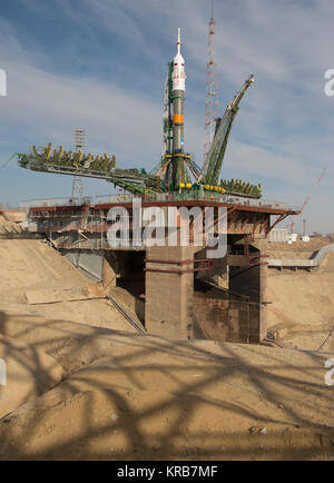 Il razzo Soyuz è visto sulla sua piazzola di lancio poco dopo essere stato sollevato nella sua posizione eretta su Martedì 26 marzo 2013, presso il cosmodromo di Baikonur in Kazakistan. Lancio del razzo Soyuz è prevista per il mese di marzo 29 e invierà Expedition 35 Soyuz Commander Pavel Vinogradov e gli ingegneri di volo Chris Cassidy della NASA e Alexander Misurkin della Russia su un cinque e mezzo mesi di missione a bordo della Stazione Spaziale Internazionale. Photo credit: (NASA/Carla Cioffi) Soyuz TMA-08M navicella spaziale il sollevamento in posizione in corrispondenza del launch pad 4 Foto Stock