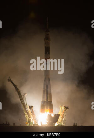 Il Soyuz TMA-08M lanci di razzi dal cosmodromo di Baikonur in Kazakistan il Venerdì, Marzo 29, 2013 portando Expedition 35 Soyuz Commander Pavel Vinogradov, NASA tecnico di volo Chris Cassidy e Russo tecnico di volo Alexander Misurkin alla Stazione spaziale internazionale. Il loro razzo Soyuz lanciato a 2:43 am ora locale. Photo credit: (NASA/Carla Cioffi) Soyuz TMA-08M lanci di razzi da Baikonur 1 (ritagliate) Foto Stock