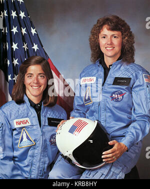 Christa McAuliffe e Barbara Morgan, insegnante nello spazio primario e backup membri di equipaggio per la missione Shuttle STS-51L. Questa missione si è conclusa con un fallimento quando l'orbiter Challenger è esploso 73 secondi dopo il lancio il 28 gennaio 1986. Christa McAuliffe e Barbara Morgan - GPN-2002-000004 Foto Stock