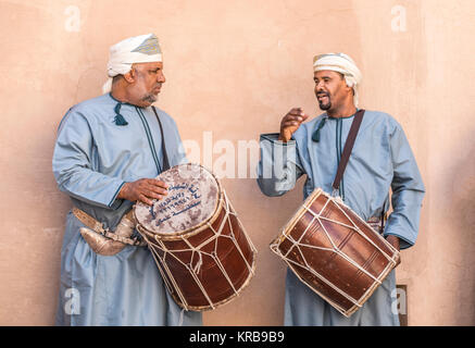 Nizwa, Oman, Dicembre 1st, 2017: omani uomini suonando la batteria nella celebrazione della Giornata Nazionale Foto Stock