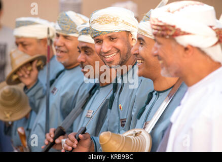 Nizwa, Oman, Dicembre 1st, 2017: omani gli uomini per celebrare la giornata nazionale da ballare i balli nazionali Foto Stock