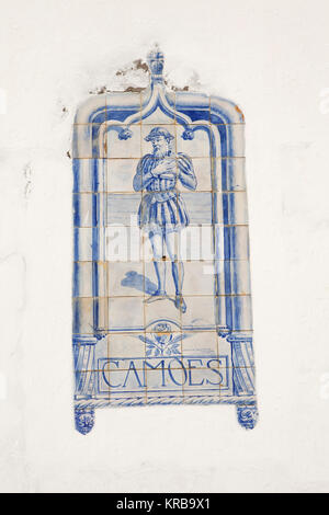 Raffigurazione del portoghese poeta nazionale Luís de Camões in azulejos a Marinha Grande, Portogallo. Camões fu autore di Os Lusíadas (l'Lusiads). Foto Stock
