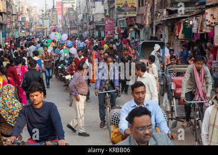 Il traffico e i pedoni in un affollato e congestionato Dasashwamedha Ghat Road di Varanasi, Uttar Pradesh, India Foto Stock