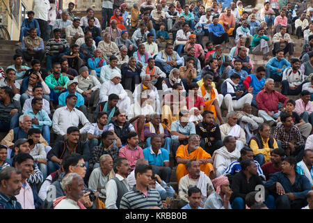 Una folla di pellegrini in corrispondenza di assi Ghat di Varanasi, India Foto Stock