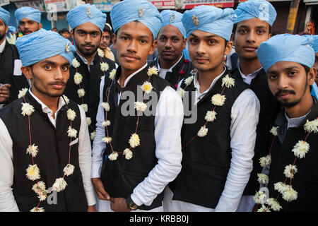 Un gruppo di uomini musulmani indossare il costume tradizionale per celebrare la festa di Eid-e-Milad in Faizabad, India Foto Stock