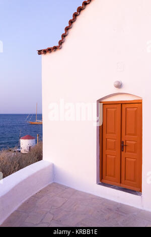 La facciata di una piccola chiesa bianca in Agia Marina Village, LEROS, DODECANNESO, Grecia Foto Stock