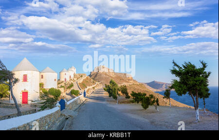 I famosi mulini a vento di LEROS, DODECANNESO Grecia, nelle prime ore del mattino Foto Stock