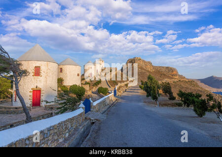 I famosi mulini a vento di LEROS, DODECANNESO Grecia, nelle prime ore del mattino Foto Stock