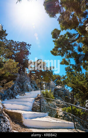 300 verniciato bianco passi al monastero di Tsambika, (RHODES, Grecia) Foto Stock