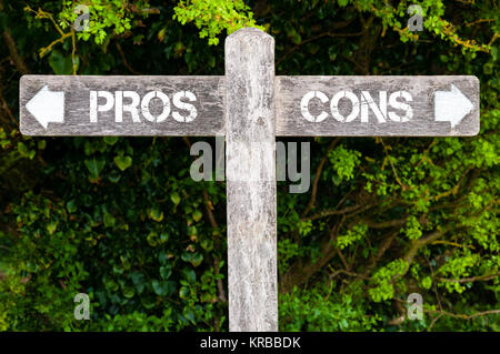 Pro versus CONS segnaletica direzionale Foto Stock