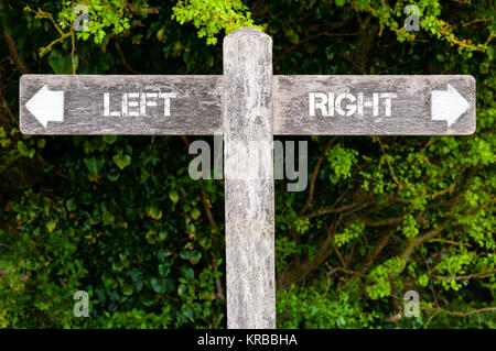 Sinistra Destra versus segnaletica direzionale Foto Stock