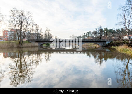 Mjolby, Svezia- Novembre 30th, 2017: Mjolby centerbridge città sul fiume svartan kalled Foto Stock