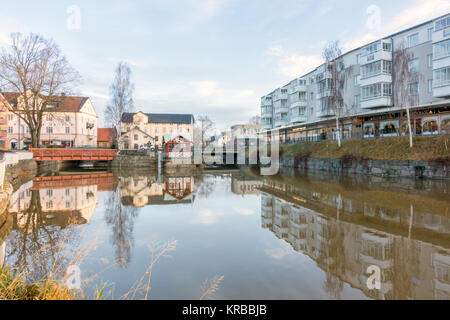 Mjolby, Svezia- Novembre 30th, 2017: Mjolby centro città dal fiume svartan kalled Foto Stock