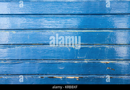 Grunge dipinte di blu di legno dalla barca di legno con sfondo crepe e graffi e macchie di acqua Foto Stock