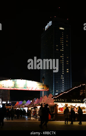 Berlino, Germania - 05 dicembre 2017: Il Mercatino di Natale a Alexanderplatz con il Park Inn Hotel di notte su dicembre 05, 2017 a Berlino. Foto Stock