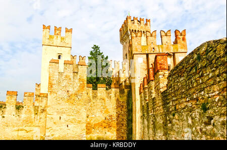 Sirmione, Italia - 20 Settembre 2014: Castello Scaligero. Foto Stock