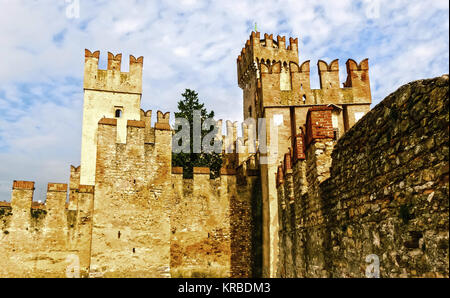 Sirmione, Italia - 20 Settembre 2014: Castello Scaligero. Foto Stock