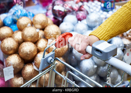 Shopper con carrello su un Natale in vendita in negozio Foto Stock